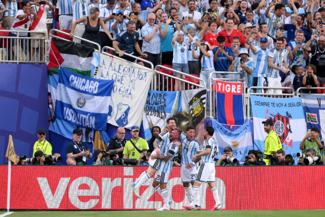 Alexis Mac Allister (#20) aus Argentinien feiert gemeinsam mit Lionel Messi (#10), nachdem er das erste Tor seiner Mannschaft im Viertelfinalspiel der FIFA-Weltmeisterschaft 2026 zwischen Argentinien und der Schweiz im Kansas City Stadium am 11. Juli 2026 in Kansas City, Missouri, erzielt hat.