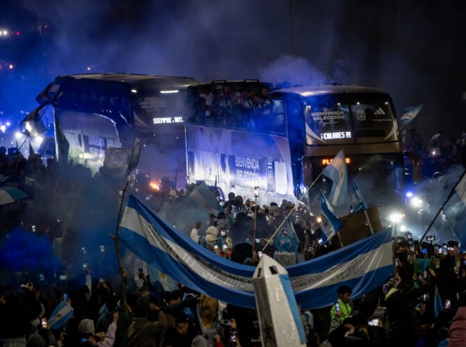 Der Mannschaftsbus der argentinischen Nationalmannschaft erreicht am 20. Juli 2026 das Trainingsgelände Predio Lionel Andrés Messi in Ezeiza, einen Tag nach der Finalniederlage bei der WM 2026 gegen Spanien. (Marcelo Endelli / Getty Images South America via Getty Images)