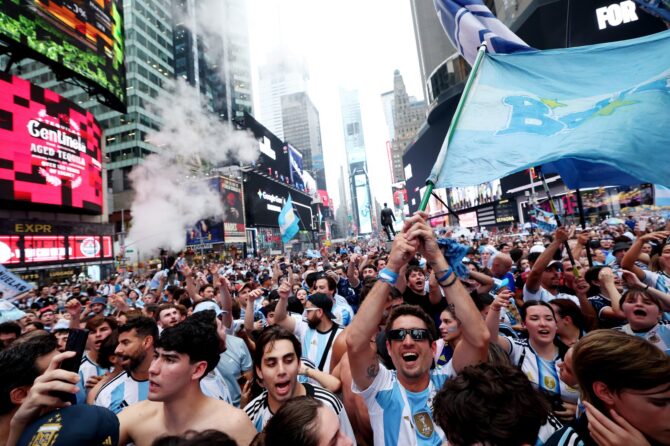 Argentinische Fans feiern am 18. Juli 2026 am Times Square in New York ihre Mannschaft vor dem WM-Finale 2026 gegen Spanien. (Carl Recine / Getty Images North America via Getty Images)