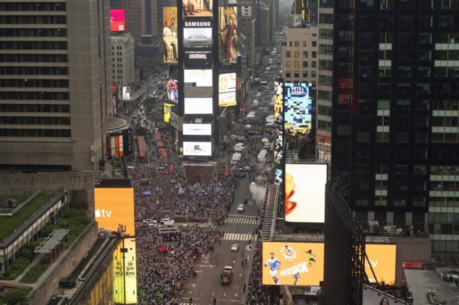 Argentinische Fans zeigen am 18. Juli 2026 am Times Square in New York ihre Unterstützung vor dem WM-Finale 2026 gegen Spanien. (David Ramos / Getty Images North America via Getty Images)