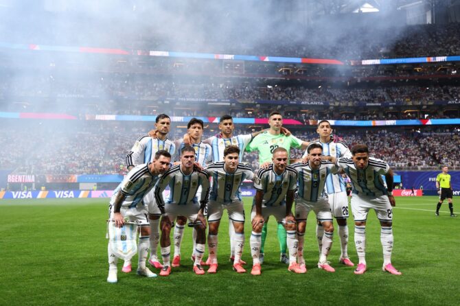 Die Startelf Argentiniens stellt sich vor dem Achtelfinale der WM 2026 gegen Ägypten am 7. Juli 2026 im Atlanta Stadium zum Mannschaftsfoto auf. (Justin Setterfield / Getty Images North America via Getty Images)
