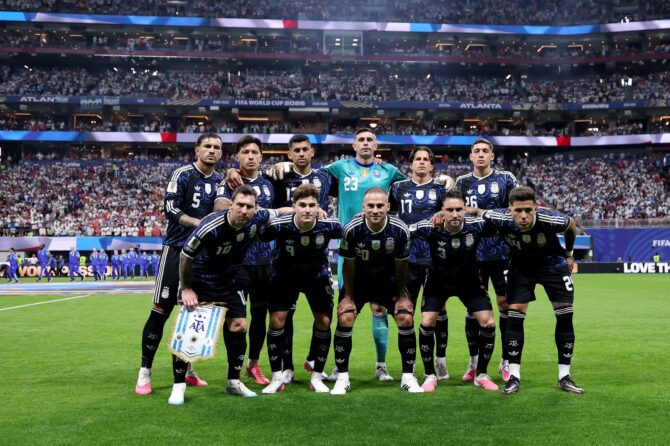Die Startelf Argentiniens beim Teamfoto vor dem WM-2026-Halbfinale gegen England am 15. Juli 2026 im Atlanta Stadium. (Buda Mendes / Getty Images)