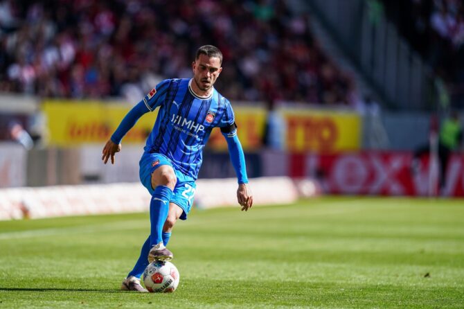 Arijon Ibrahimovic vom 1. FC Heidenheim am Ball im Bundesliga-Spiel beim SC Freiburg am 19. April 2026 im Europa-Park Stadion in Freiburg. (Daniela Porcelli / Getty Images Europe via Getty Images)