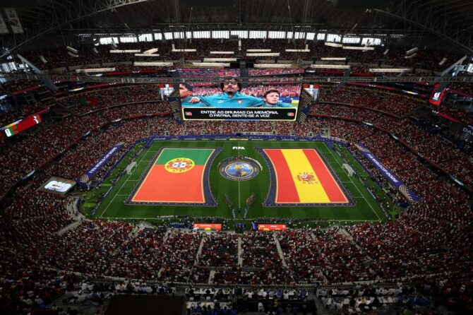 Die Mannschaften von Portugal und Spanien stellen sich mit den Schiedsrichtern vor dem Achtelfinale der WM 2026 am 6. Juli 2026 im Dallas Stadium in Arlington auf. (Kevin C. Cox / Getty Images North America via Getty Images)