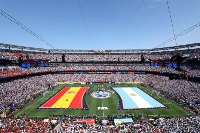 Beide Mannschaften und die Schiedsrichter beim Aufstellen vor dem WM-Finale 2026 zwischen Spanien und Argentinien am 19. Juli 2026 im MetLife Stadium. (Elsa / Getty Images North America via Getty Images)