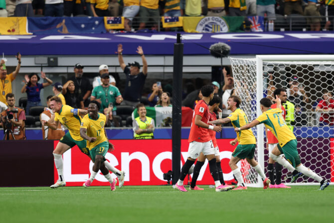 Australiens Spieler jubeln über den Ausgleich, nachdem Ägyptens Mohamed Hany per Eigentor zum 1:1 im WM-2026-Sechzehntelfinale am 3. Juli 2026 im Dallas Stadium in Arlington, Texas, getroffen hat. (Foto: Molly Darlington/Getty Images)