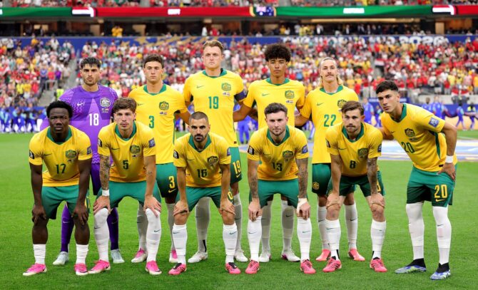 Die Spieler der australischen Nationalmannschaft stellen sich vor dem WM-2026-Sechzehntelfinale gegen Ägypten im Dallas Stadium zum Mannschaftsfoto auf. Die Partie fand am 3. Juli 2026 in Arlington, Texas, statt. (Alex Slitz / Getty Images North America via Getty Images)