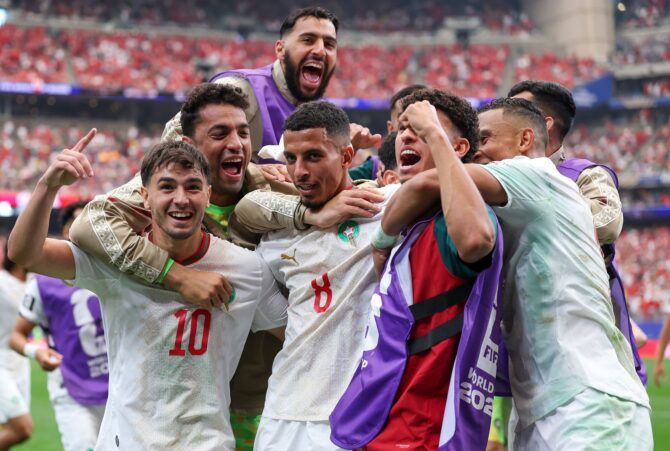 Torschütze Azzedine Ounahi (Nr. 8) feiert sein Tor zum 2:0 im WM-2026-Achtelfinale gegen Kanada gemeinsam mit Brahim Díaz und den Teamkollegen von der marokkanischen Bank. Aufgenommen am 4. Juli 2026 im Houston Stadium in Houston. Kevin C. Cox / Getty Images North America via Getty Images