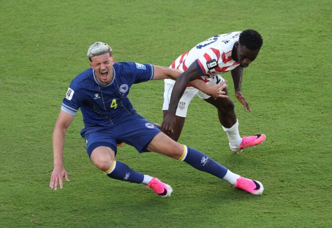 Folarin Balogun trifft Tarik Muharemovic am Knöchel, für dieses Foul sieht der US-Stürmer im WM-2026-Sechzehntelfinale die Rote Karte