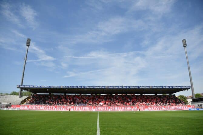 Anhänger des FC Bayern München schwenken vor dem Anpfiff rote Fahnen. Das Regionalliga-Bayern-Duell zwischen der Bayern-Reserve und dem TSV 1860 München fand am 29. April 2018 im Stadion an der Grünwalder Straße statt. Sebastian Widmann / Bongarts via Getty Images