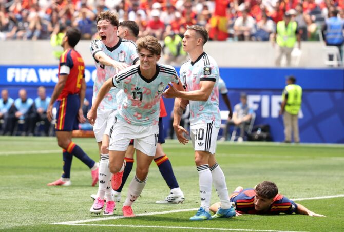 Belgische Spieler bejubeln einen Treffer im WM-2026-Viertelfinale gegen Spanien am 10. Juli 2026 im SoFi Stadium von Inglewood bei Los Angeles, während ein spanischer Spieler am Boden liegt. (Florencia Tan Jun / Getty Images North America via Getty Images)