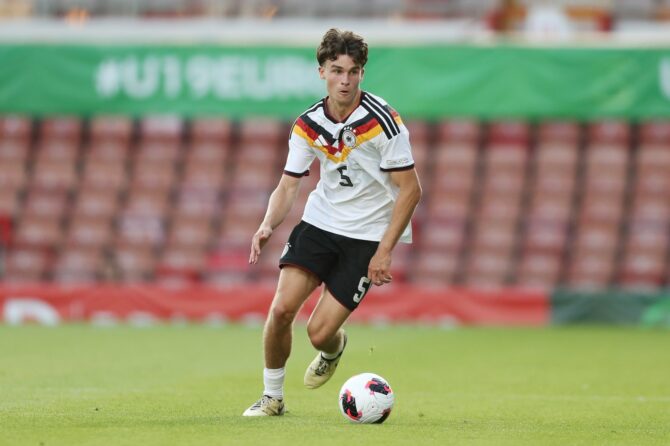 Deutschlands Mittelfeldspieler Ben Nink behauptet den Ball im Halbfinale der U19-Europameisterschaft 2026 gegen die Ukraine am 8. Juli in Wrexham. (Charlotte Tattersall / Getty Images Europe via Getty Images)