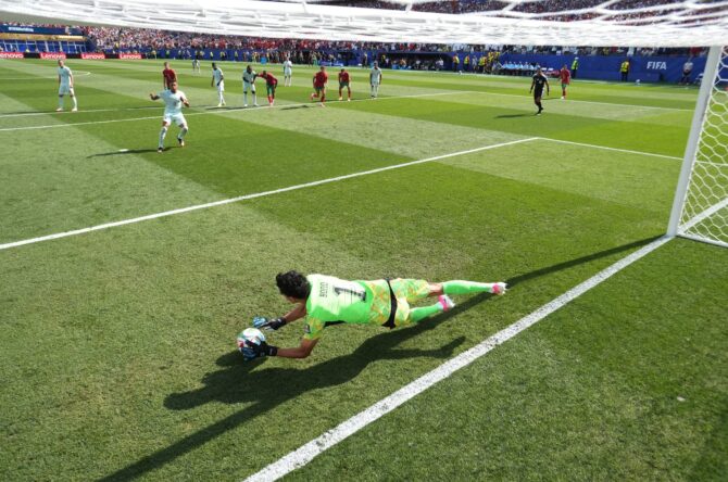 Marokkos Torhüter Yassine Bounou pariert einen Foulelfmeter von Frankreichs Kylian Mbappé im Viertelfinale der WM 2026 am 9. Juli 2026 im Boston Stadium in Foxborough. (Lars Baron / Getty Images North America via Getty Images)