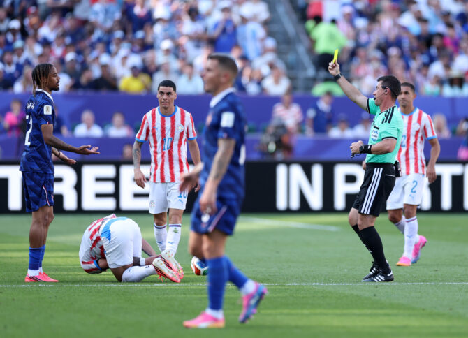 Bradley Barcola sieht im WM-2026-Achtelfinale gegen Paraguay am 4. Juli 2026 im Philadelphia Stadium in Philadelphia, Pennsylvania, nach einem Foul an Juan José Cáceres die Gelbe Karte. (Foto: Dan Mullan/Getty Images)