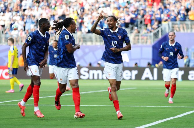Bradley Barcola (Nummer 12) von Frankreich lässt sich nach seinem Treffer zum 2:0 von den Mitspielern feiern, im Sechzehntelfinale der WM 2026 gegen Schweden. Die Szene entstand am 30. Juni 2026 im New York New Jersey Stadium in East Rutherford, New Jersey. Buda Mendes / Getty Images
