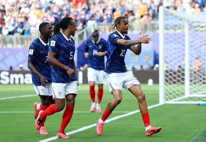 Bradley Barcola (Nummer 12) von Frankreich bejubelt mit seinen Mitspielern den Treffer zum 2:0 im Sechzehntelfinale der WM 2026 gegen Schweden. Die Szene entstand am 30. Juni 2026 im New York New Jersey Stadium in East Rutherford, New Jersey. Buda Mendes / Getty Images