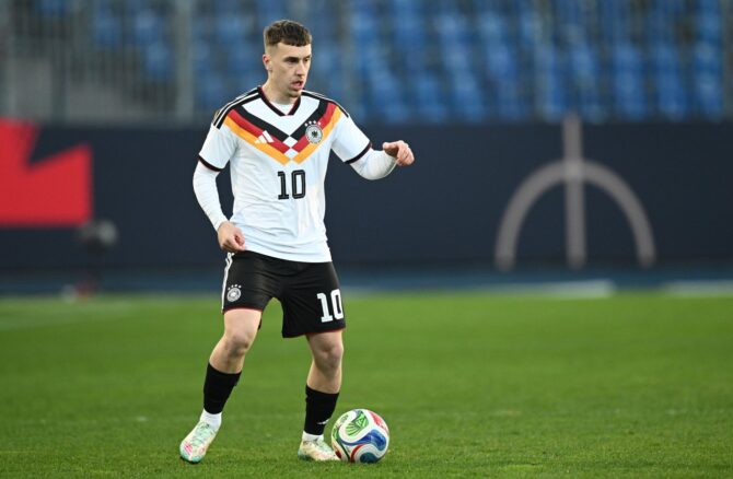 Brajan Gruda in Aktion für die deutsche U21-Nationalmannschaft: Beim EM-Qualifikationsspiel gegen Nordirland am 27. März 2026 im Braunschweiger Eintracht-Stadion gehörte der Offensivspieler zu den auffälligsten Akteuren. (Foto: Stuart Franklin / Getty Images)