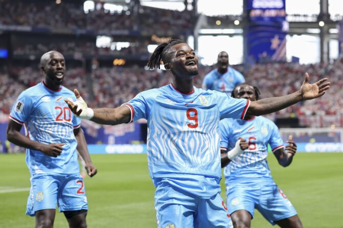 Brian Cipenga (Nummer 9) bejubelt mit ausgebreiteten Armen seinen Treffer zur Führung der DR Kongo. Die Szene entstand im Sechzehntelfinale der WM 2026 zwischen England und der DR Kongo im Atlanta Stadium am 1. Juli 2026. (Michael Reaves / Getty Images)