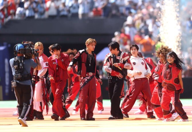 Jimin, J-Hope, V, Jin und Suga von BTS während der Halbzeitshow des WM-Finales 2026 zwischen Spanien und Argentinien am 19. Juli 2026 im MetLife Stadium. (Lars Baron / Getty Images North America via Getty Images)