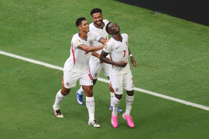 Bukayo Saka feiert am 18. Juli 2026 gemeinsam mit Jude Bellingham und Reece James sein Tor zum 5:3, mit dem er im Spiel um Platz 3 der WM 2026 gegen Frankreich seinen Dreierpack perfekt macht. (Jamie Squire / Getty Images North America via Getty Images)
