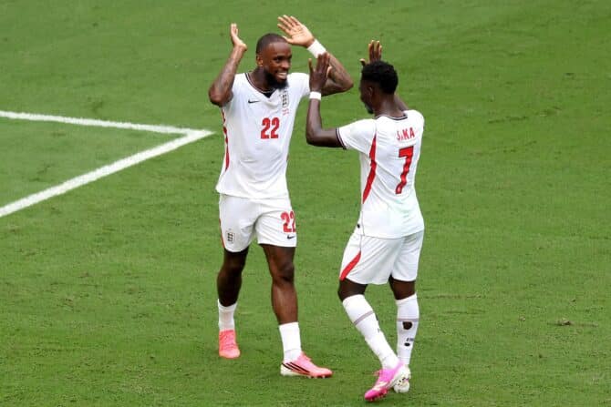 Bukayo Saka feiert am 18. Juli 2026 im Stadion von Miami Gardens gemeinsam mit Ivan Toney sein Tor zum 3:0 im Spiel um Platz 3 der WM 2026 gegen Frankreich. (Jamie Squire / Getty Images North America via Getty Images)