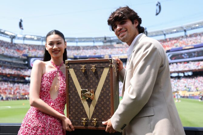 Tennisstar Carlos Alcaraz und Schauspielerin Hoyeon präsentieren vor dem WM-Finale 2026 den Louis-Vuitton-Koffer mit dem WM-Pokal im MetLife Stadium. (Dan Mullan / Getty Images North America via Getty Images)