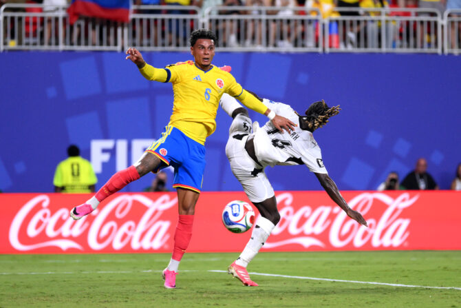 Richard Rios (#6) aus Kolumbien kämpft gegen Gideon Mensah (#14) aus Ghana um den Ball während des Achtelfinalspiels der FIFA-Weltmeisterschaft 2026 zwischen Kolumbien und Ghana