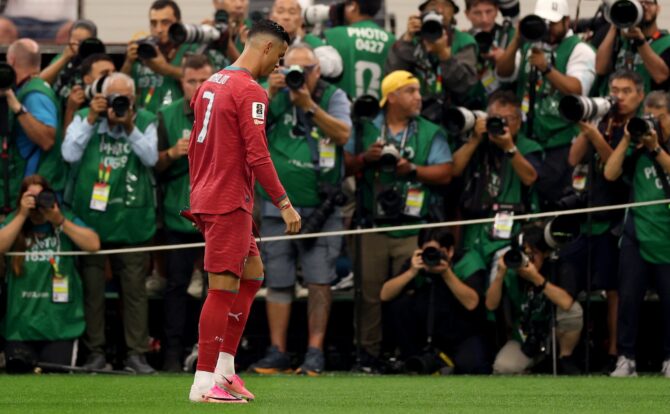 Portugals Kapitän Cristiano Ronaldo verfolgt aufmerksam die Partie im Achtelfinale der WM 2026 gegen Spanien am 6. Juli 2026 im Dallas Stadium in Arlington. (Lars Baron / Getty Images North America via Getty Images)