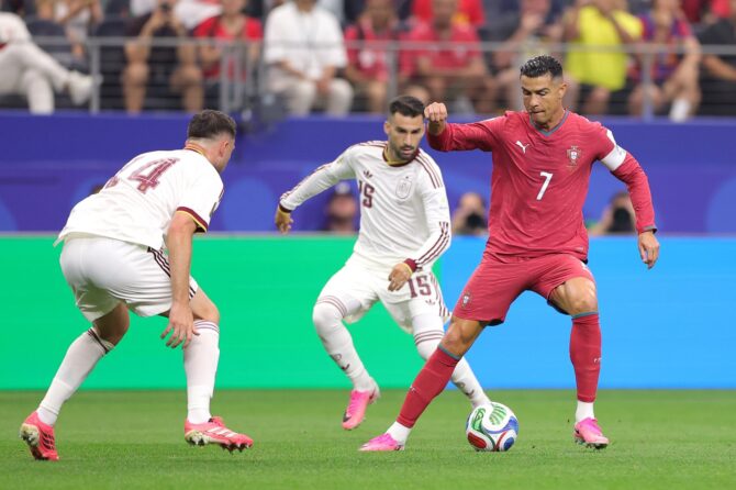 Portugals Cristiano Ronaldo behauptet den Ball gegen Aymeric Laporte und Álex Baena von Spanien im Achtelfinale der WM 2026 am 6. Juli 2026 im Dallas Stadium in Arlington. (Alex Slitz / Getty Images North America via Getty Images)