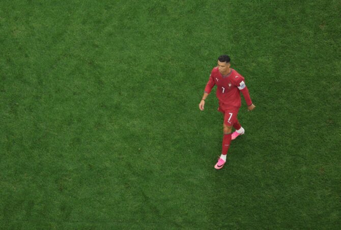 Portugals Cristiano Ronaldo beobachtet das Geschehen im Achtelfinale der WM 2026 gegen Spanien am 6. Juli 2026 im Dallas Stadium in Arlington. (Kevin C. Cox / Getty Images North America via Getty Images)