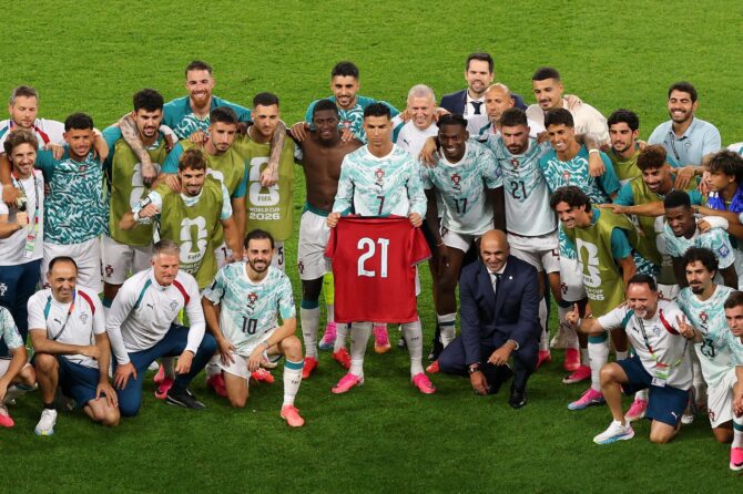 Cristiano Ronaldo (Nummer 7) und die portugiesische Mannschaft feiern nach dem 2:1-Sieg im Sechzehntelfinale der Fußball-Weltmeisterschaft 2026 zwischen Portugal und Kroatien und halten dabei ein Trikot mit der Nummer 21 zum Gedenken an ihren verstorbenen Teamkollegen Diogo Jota in die Höhe. Aufgenommen am 2. Juli 2026 im Toronto Stadium in Toronto, Ontario. Mattia Ozbot / Getty Images