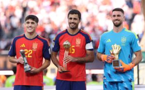 Pau Cubarsí, Rodri und Unai Simón posieren nach dem WM-Finale 2026 mit ihren Auszeichnungen im MetLife Stadium in East Rutherford. (Carl Recine / Getty Images North America via Getty Images)