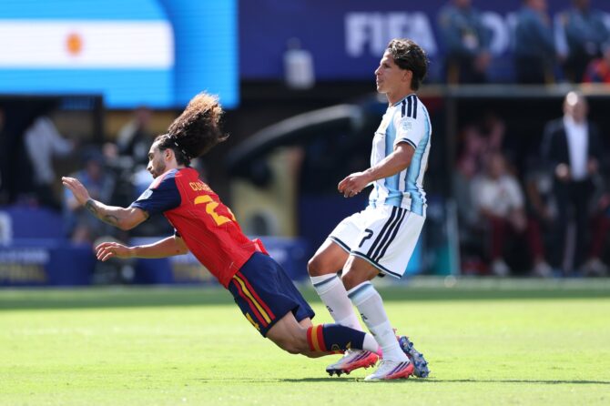 Spaniens Marc Cucurella wird im WM-Finale 2026 von Argentiniens Giuliano Simeone zu Fall gebracht, am 19. Juli 2026 im MetLife Stadium. (Dan Mullan / Getty Images North America via Getty Images)