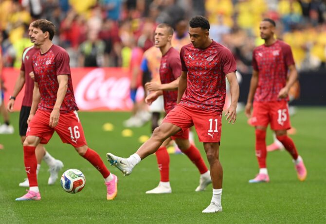 Der Schweizer Dan Ndoye wärmt sich vor dem WM-Achtelfinale gegen Kolumbien auf. Aufgenommen am 7. Juli 2026 im BC Place in Vancouver. (David Ramos / Getty Images North America via Getty Images)