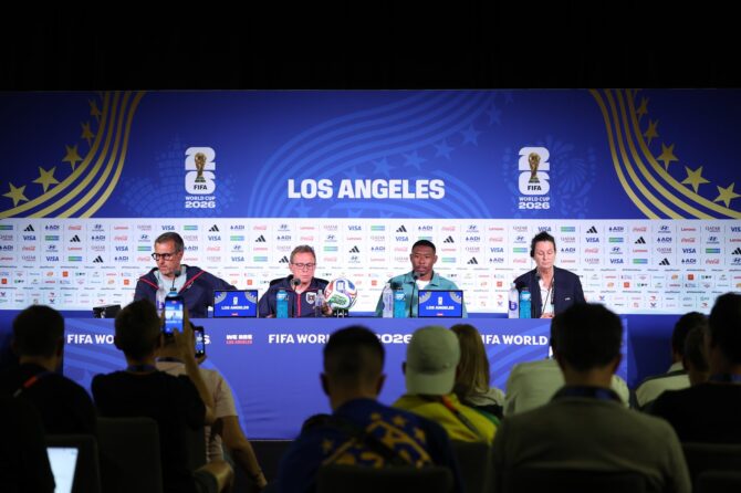 Österreichs Kapitän David Alaba (Nummer 8) spricht zu den Medien, während Trainer Ralf Rangnick zuhört. Aufgenommen bei der Trainingseinheit Österreichs einen Tag vor dem Sechzehntelfinale der WM 2026 gegen Spanien im Los Angeles Stadium am 1. Juli 2026 in Inglewood. (Florencia Tan Jun / Getty Images)