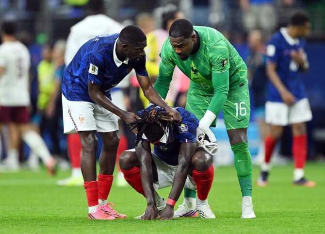 Ousmane Dembélé, Manu Koné und Torhüter Mike Maignan zeigen sich nach der 0:2-Niederlage Frankreichs im Halbfinale der Fußball-Weltmeisterschaft 2026 gegen Spanien enttäuscht. Die Partie fand am 14. Juli 2026 im Dallas Stadium in Arlington, Texas, statt. Shaun Botterill / Getty Images