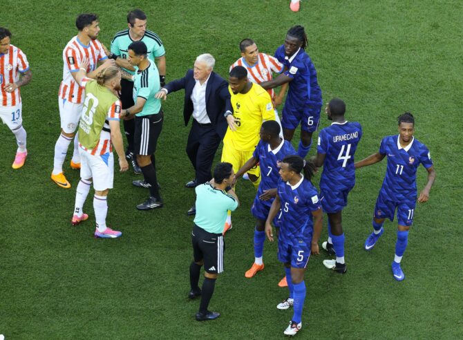 Frankreichs Nationaltrainer Didier Deschamps geht dazwischen und trennt die Streithähne vor der Trinkpause im WM-2026-Achtelfinale zwischen Paraguay und Frankreich am 4. Juli 2026 in Philadelphia. Al Bello / Getty Images North America via Getty Images