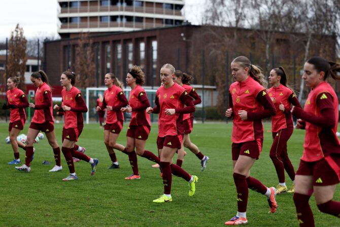 DUISBURG, DEUTSCHLAND - 02. Dezember 2025: Die deutsche U19-Frauen-Nationalmannschaft wärmt sich vor dem Qualifikationsspiel zur UEFA-U19-Europameisterschaft der Frauen gegen Spanien in der Sportschule Wedau auf. (Foto: Christof Koepsel/Getty Images)