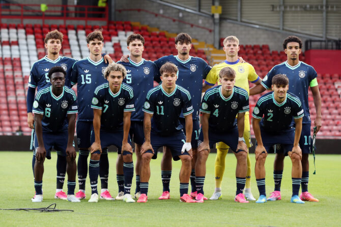 Die deutsche U19-Nationalmannschaft posiert vor dem EM-2026-Spiel gegen Wales am 1. Juli 2026 in Wrexham für das offizielle Mannschaftsfoto. (Foto: Charlotte Tattersall/Getty Images)
