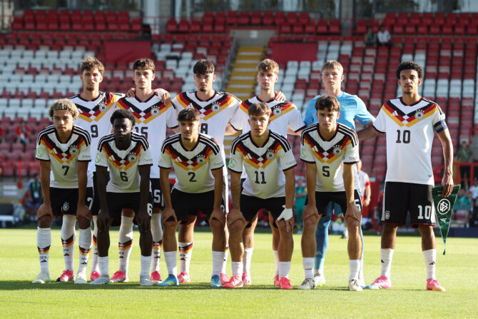 WREXHAM, WALES - 08. Juli 2026: Die Spieler der deutschen U19-Nationalmannschaft posieren vor dem Halbfinale der UEFA-U19-Europameisterschaft 2026 gegen die Ukraine für das Mannschaftsfoto. (Foto: Charlotte Tattersall/Getty Images)