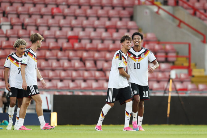 WREXHAM, WALES - 8. JULI: Francis Onyeka und Otto Stange aus Deutschland feiern den Sieg nach dem Halbfinale der U19-Europameisterschaft 2026 zwischen Deutschland und der Ukraine am 8. Juli 2026 in Wrexham, Wales. (Foto: Charlotte Tattersall/Getty Images)