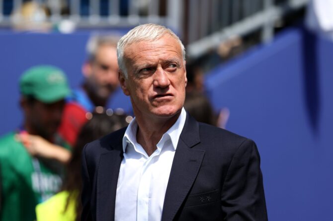 Frankreichs Trainer Didier Deschamps begutachtet den Rasen vor dem Viertelfinale der WM 2026 gegen Marokko, das am 9. Juli 2026 im Boston Stadium in Foxborough angepfiffen wird. (Molly Darlington / Getty Images North America via Getty Images)