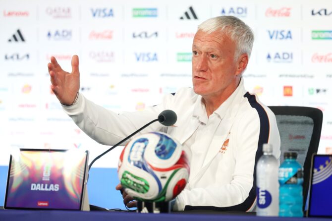 Frankreichs Nationaltrainer Didier Deschamps stellt sich am 13. Juli 2026 bei einer Pressekonferenz im Dallas Stadium in Arlington, Texas, den Fragen der Medien. (Stacy Revere / Getty Images)