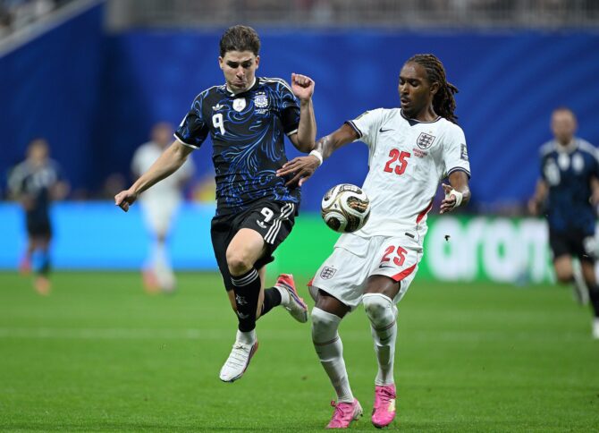 Englands Djed Spence im Zweikampf mit Argentiniens Stürmer Julian Alvarez beim WM-2026-Halbfinale am 15. Juli 2026 im Atlanta Stadium. (Shaun Botterill / Getty Images)