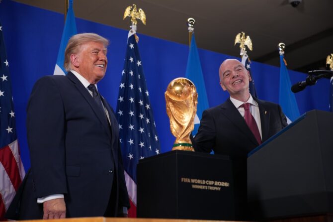 US-Präsident Donald Trump spricht am 17. Juli 2026 beim FIFA-Empfang im Trump Tower in New York an der Seite von FIFA-Präsident Gianni Infantino. Trump wird am Wochenende beim WM-Finale 2026 zwischen Spanien und Argentinien im MetLife Stadium in East Rutherford zu Gast sein. (Andrew Harnik / Getty Images North America via Getty Images)
