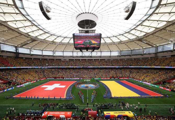 Die Spieler und Schiedsrichter stellen sich vor dem Achtelfinale der WM 2026 zwischen der Schweiz und Kolumbien am 7. Juli 2026 im BC Place in Vancouver auf. (Luke Hales / Getty Images North America via Getty Images)