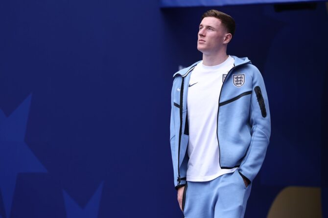 Englands Mittelfeldspieler Elliot Anderson betritt vor dem Anpfiff zur Platzbegehung den Rasen. Beim Spiel um Platz drei der Weltmeisterschaft 2026 trafen am 18. Juli 2026 im Stadion von Miami Gardens in Florida England und Frankreich aufeinander. Buda Mendes / Getty Images