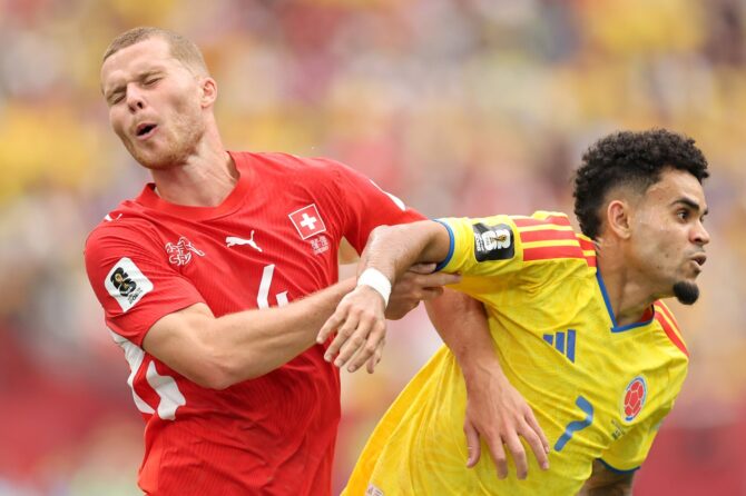 Der Schweizer Nico Elvedi reagiert, nachdem der Arm von Kolumbiens Luis Díaz in seinem Gesicht gelandet ist, im Achtelfinale der WM 2026 am 7. Juli 2026 im BC Place in Vancouver. (Carl Recine / Getty Images North America via Getty Images)