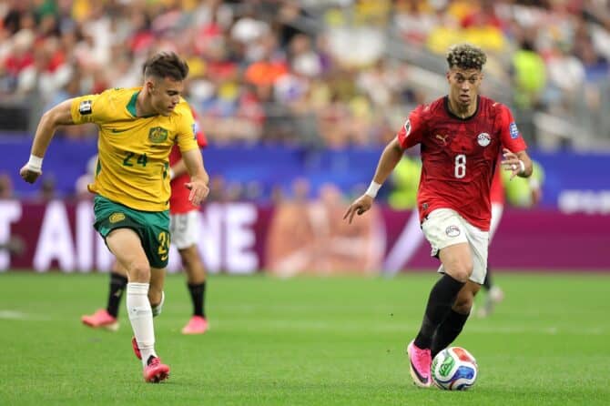 Ägyptens Emam Ashour behauptet den Ball gegen den Australier Paul Okon-Engstler beim Sechzehntelfinale der WM 2026 zwischen Australien und Ägypten im Dallas Stadium in Arlington, Texas, am 3. Juli 2026. (Alex Slitz / Getty Images)
