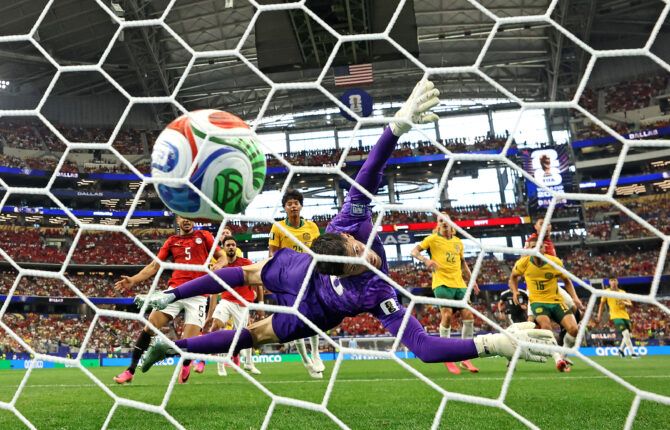 Emam Ashour erzielt per Kopf das 1:0 für Ägypten im WM-2026-Sechzehntelfinale gegen Australien am 3. Juli 2026 im Dallas Stadium in Arlington, Texas. Australiens Torhüter Patrick Beach ist chancenlos. (Foto: Stacy Revere/Getty Images)